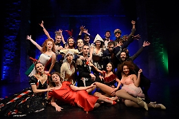 Un omaggio al variet&agrave; tra ballo, canto, circo e poesia