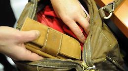 Derubata poco prima del cenone: preso il borseggiatore grazie alle telecamere interne