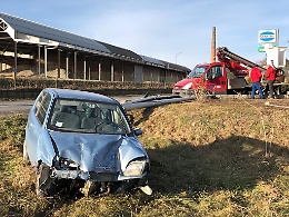 In auto contro un palo del telefono: muore un uomo di 88 anni