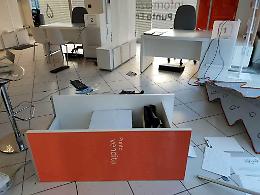 Giovane extracomunitario devasta la sede del Punto Enel di corso Casale