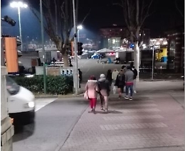 Asti: quando l'attraversamento pedonale viene usato come strada per entrare nel parcheggio