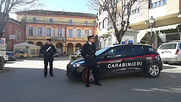 Al controllo dei carabinieri si scambiano il posto di guida perch&eacute; l'autista non ha la patente