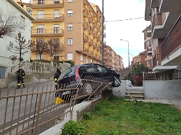Scontro in via Brovardi: auto finisce contro cancellata