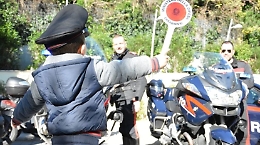 I carabinieri come amorevoli zii per il bimbo di 2 anni ritrovato scalzo da solo per strada