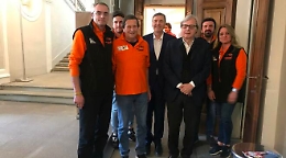 Vittorio Sgarbi visita la mostra &ldquo;Ayrton Senna 25&rdquo;