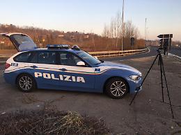 Asti, auto si ribalta in via Giobert