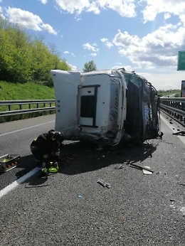 Asti, incidente in autostrada, grave l'autista di un Tir