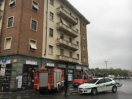 Asti, calcinacci su un marciapiede in via Cavour