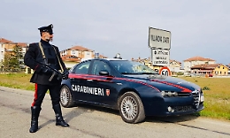 Carabinieri interrompono il pestaggio di una donna e le salvano la vita
