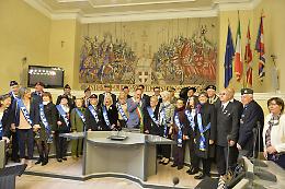 In fascia azzurra tutte le "madrine" delle associazioni d'Arma di Asti