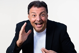 Il comico Claudio Lauretta sabato al Teatro Alfieri
