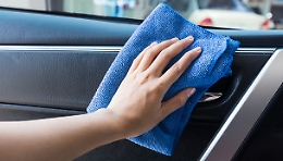 Puliamo gli interni dell'auto per assicurare l'igiene