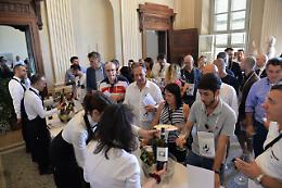 "Abaccabianca", il Castello di Costigliole d'Asti gremito per gustare i grandi bianchi piemontesi