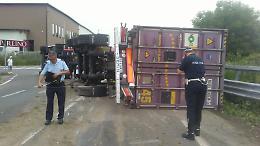 Tir carico di liquore ribaltato a Castell'Alfero: traffico bloccato