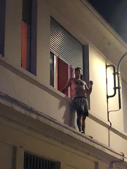 Il suo pitbull aggredisce una donna, lui si scaglia contro i carabinieri e poi si butta dalla finestra di casa: salvato dai Vigili del Fuoco dopo trattativa con la Polizia