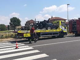 Villanova d'Asti: muore sull'auto incastrata sotto il rimorchio di un camion