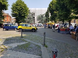 Il mercato di piazza Catena si stringe e lascia spazio alle auto