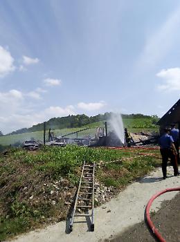 Moncalvo, prende fuoco un capannone pieno di auto: ustionato il proprietario