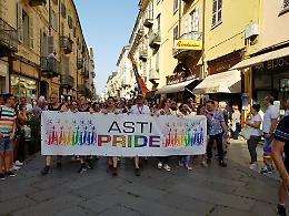 Asti Pride: quasi 8.000 persone sfilano sotto i colori dell'arcobaleno