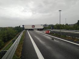 Asti, camion di traverso in tangenziale, traffico bloccato