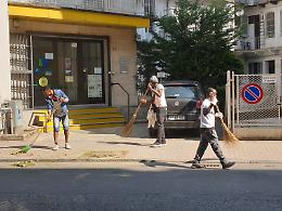 Asti: migranti con la scopa in mano per ripulire corso Matteotti ricordando Isac