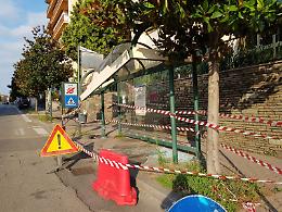 Asti, "alticcio" si schianta contro la pensilina del bus