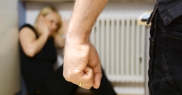 Violenza in famiglia: il racconto del figlio body guard della madre