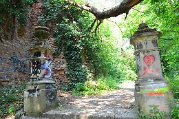 Bosco dei Partigiani a met&agrave;: sotto giardino pubblico, sopra giungla quasi impraticabile