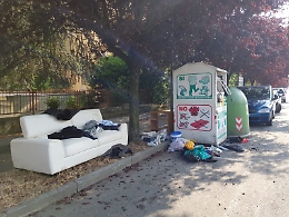 Divani e mobili &ldquo;gettati&rdquo; in strada: ad Asti &egrave; una vera emergenza