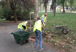 Alpini ripuliscono il parco Rio Crosio dopo i forti temporali estivi