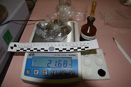 Scappa dai poliziotti ma viene bloccato: aveva 22 grammi di marijuana nello zaino