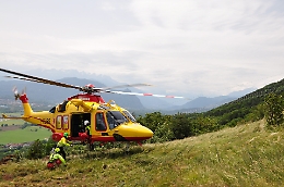 Maretto, braccio e mano intrappolati dalla ruota del trattore