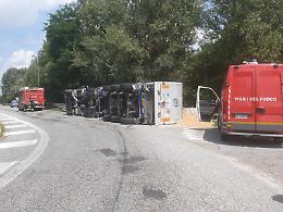 Asti, camion rovesciato sullo svincolo della quattro corsie a Portacomaro Stazione