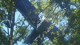 Boglietto di Costigliole: plana con l'ultraleggero sulla chioma degli alberi, salvo