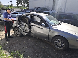 Inseguito dai carabinieri, nomade finisce contro palo della luce sull'auto senza assicurazione