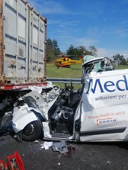 Asti: autista di furgone muore nel tamponamento di un Tir in autostrada
