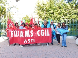 Asti, donne delle pulizie Manital Idea in sit in: &laquo;Non ci pagano da tre mesi&raquo;