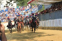 Al Palio di Asti la carica in pista dei carabinieri a cavallo - Fotogalley