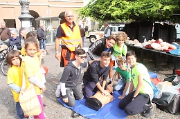 Asti, supereroi senza super poteri al flash mob sul massaggio cardiaco precoce