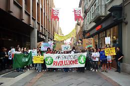 Stamattina studenti in piazza per difendere l'ambiente - Fotogallery