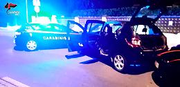 Non si ferma all'alt dei carabinieri e sperona la loro auto