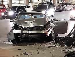 Asti, con l'auto contro i cartelli pubblicitari: denunciato dalla polizia per guida in stato di ebbrezza