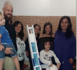 Asti, un artista degli oggetti regala la rampa per boccia paralimpica a Sara