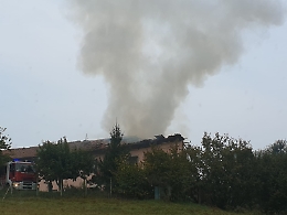Revignano: violenta esplosione in una cascina provoca un vasto incendio