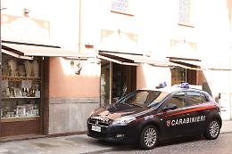 Asti, tenta di rompere una vetrina, polizia e carabinieri ricercano un uomo