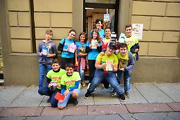 Studenti in corso Alfieri per parlare di libri