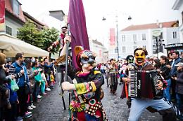 Maschere, musiche e danza nella "Parada" del Faber Teater
