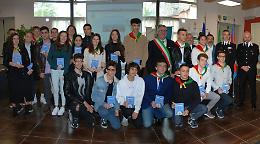 &laquo;Conservate sempre l&rsquo;orgoglio delle vostre origini&raquo;: il tenente colonnello Breda ai 18enni di Costigliole