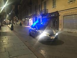 Asti, intimorivano i passanti con cocci di bottiglia: denunciati dalla polizia