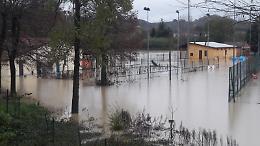 Il Tanaro vicino alla soglia di pericolo; in provincia tante strade chiuse per allagamenti e frane